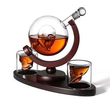 Set pentru Cognac, Whiskey, Sticla-decantor model Cap de Mort si 2 pahare